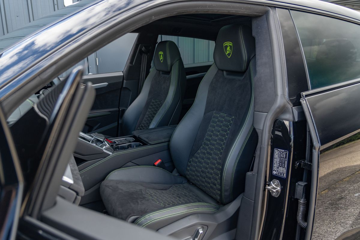 2022 Lamborghini Urus V8 Auto