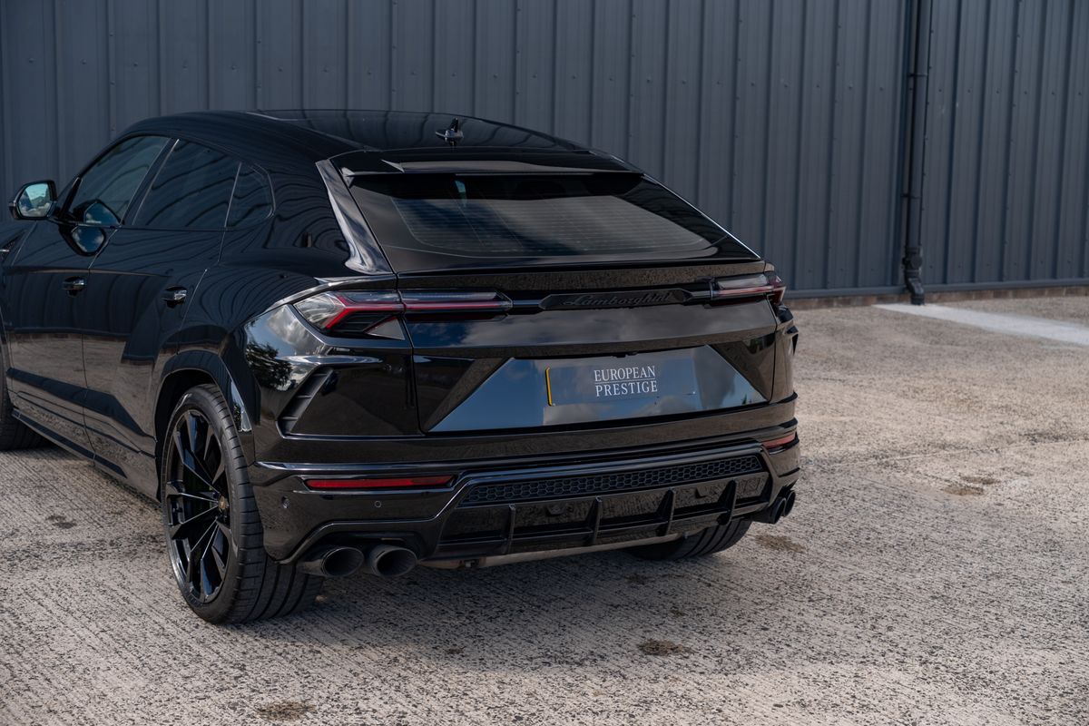2022 Lamborghini Urus V8 Auto