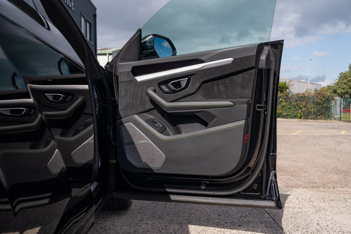 2022 Lamborghini Urus V8 Auto