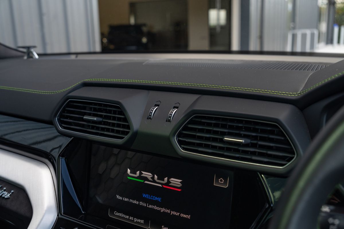 2022 Lamborghini Urus V8 Auto