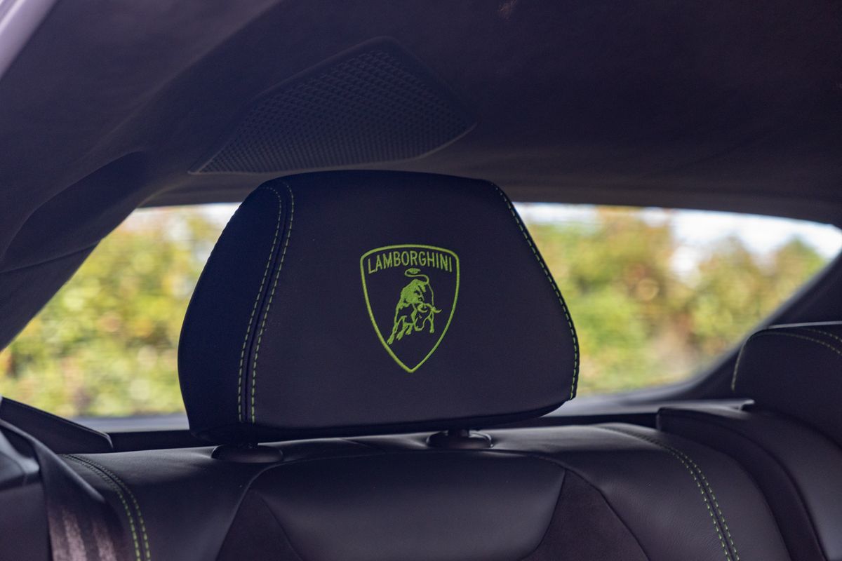 2022 Lamborghini Urus V8 Auto