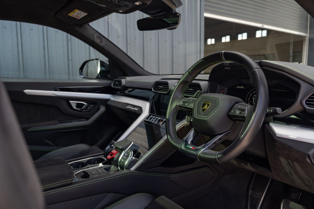 2022 Lamborghini Urus V8 Auto