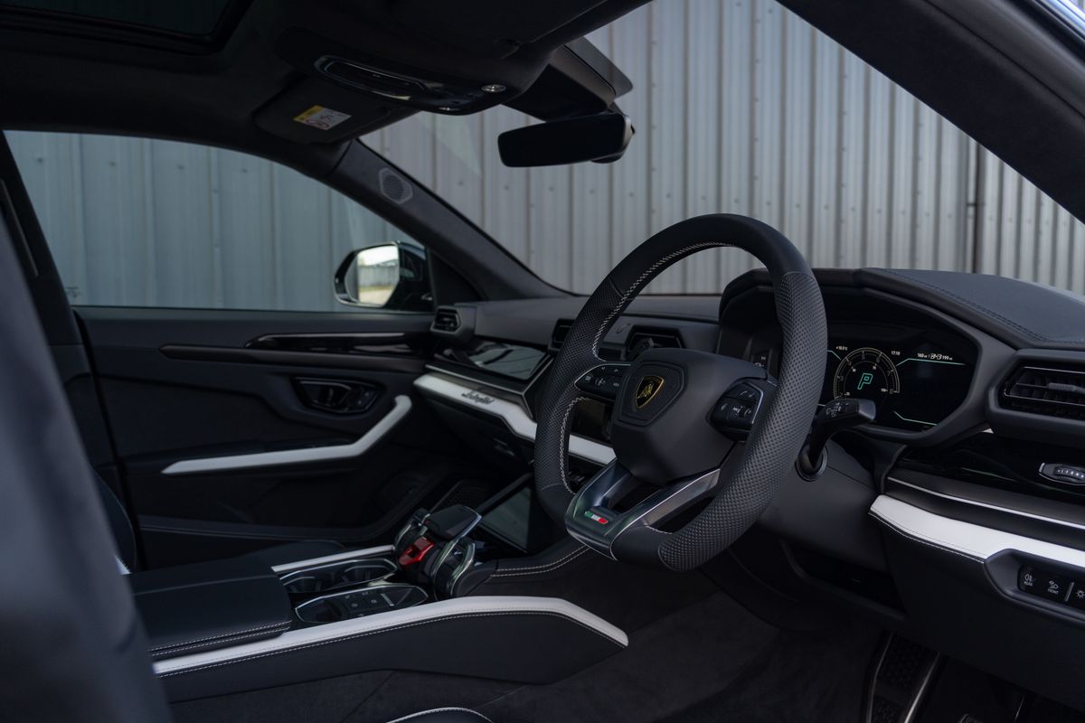 2025 Lamborghini Urus SE