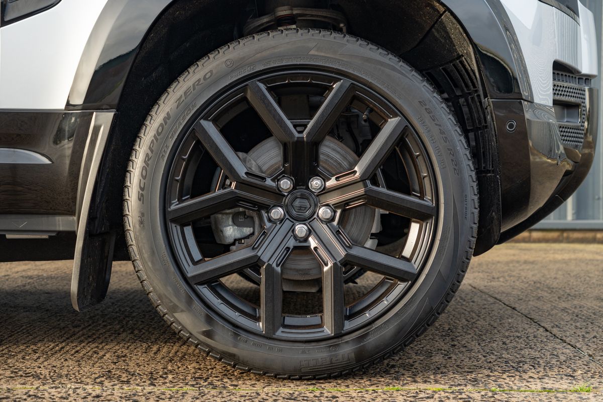 2024 Land Rover Defender 90 HSE D250 Urban Widetrack