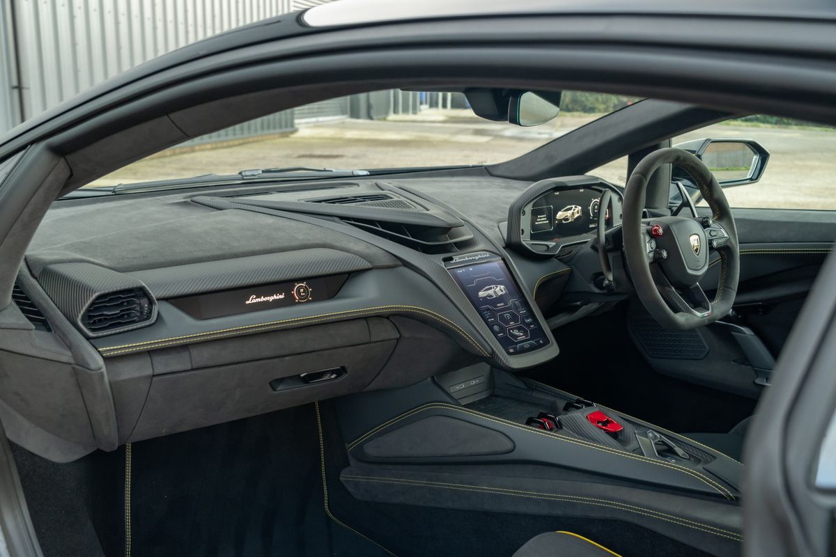 2025 Lamborghini Revuelto