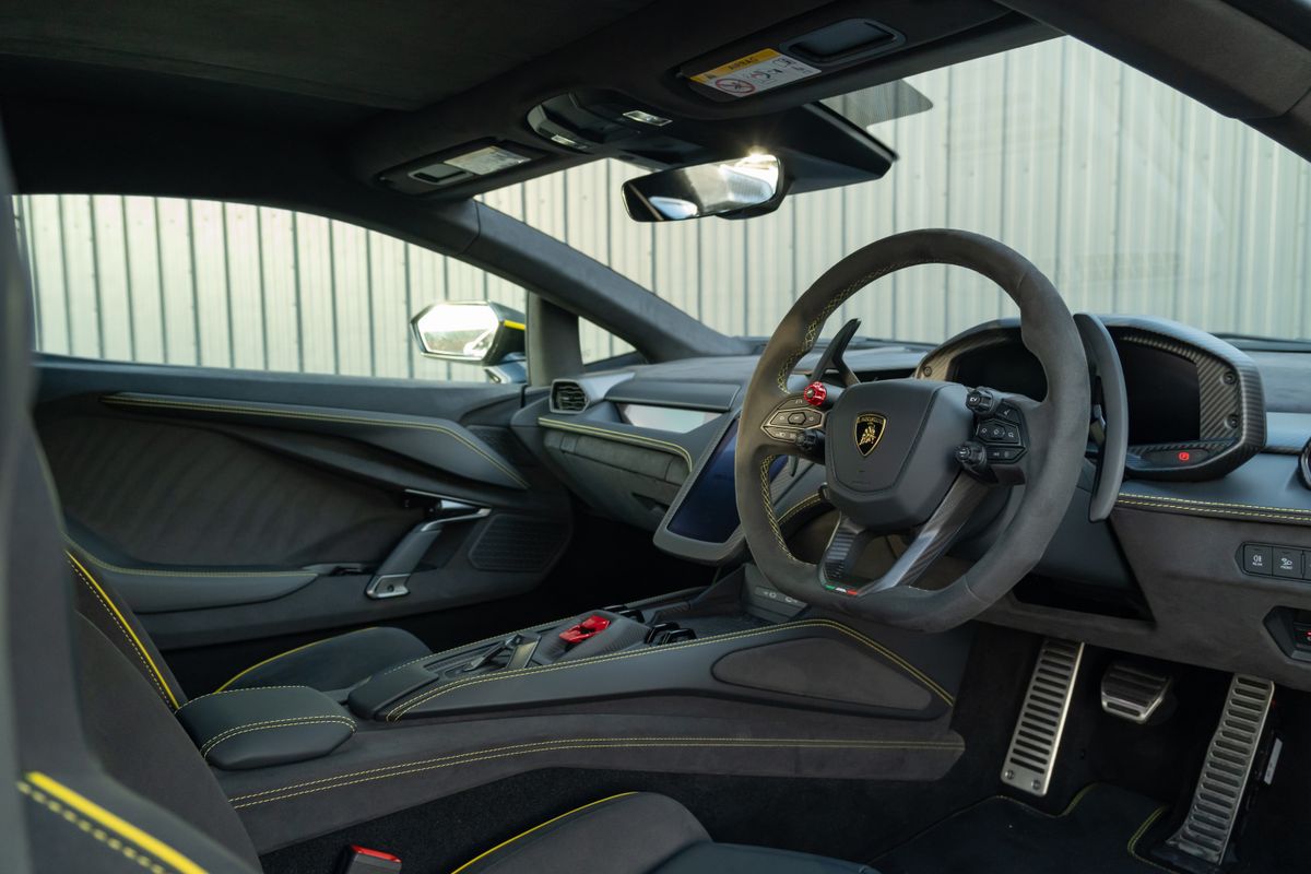 2025 Lamborghini Revuelto