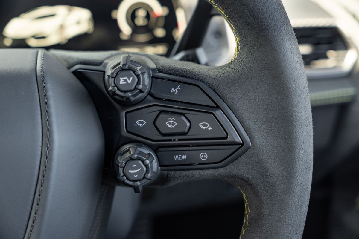 2025 Lamborghini Revuelto